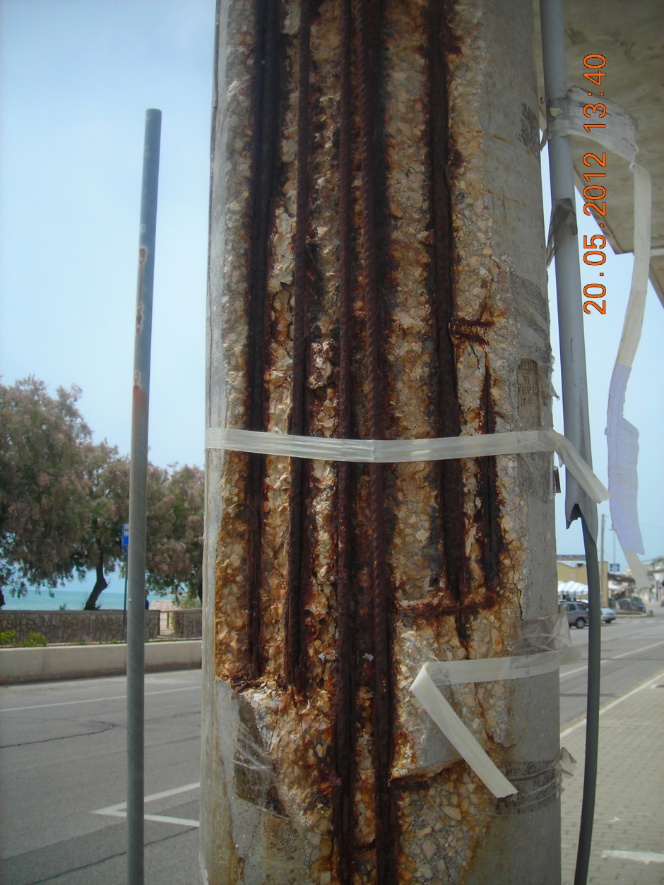 Palo in cemento armato con ferri corrosi 