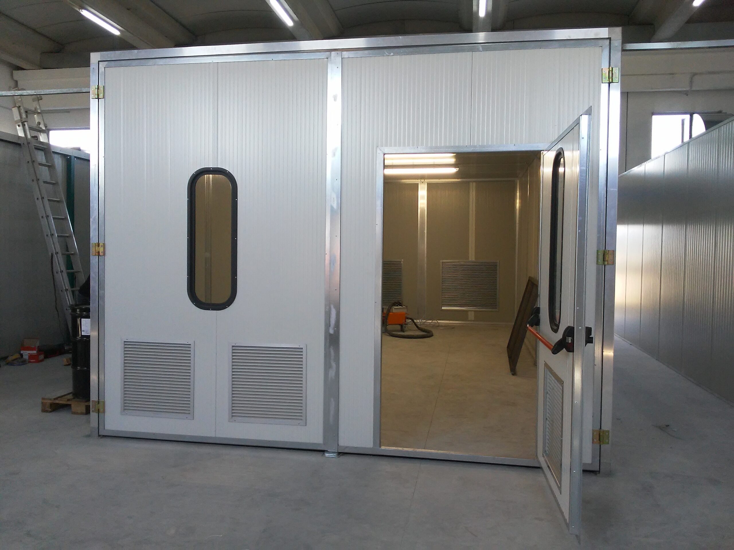 Soundproof booth for metallization